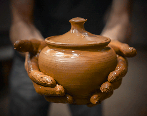 zipwp-image-stock-photo-pottery-in-cappadocia-165877937.png